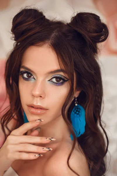 Modella Bellezza Ragazza Con Trucco Artistico Creativo Orecchino Piume Blu — Foto Stock