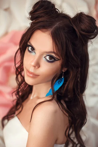 Modella Bellezza Ragazza Con Trucco Artistico Creativo Orecchino Piume Blu — Foto Stock