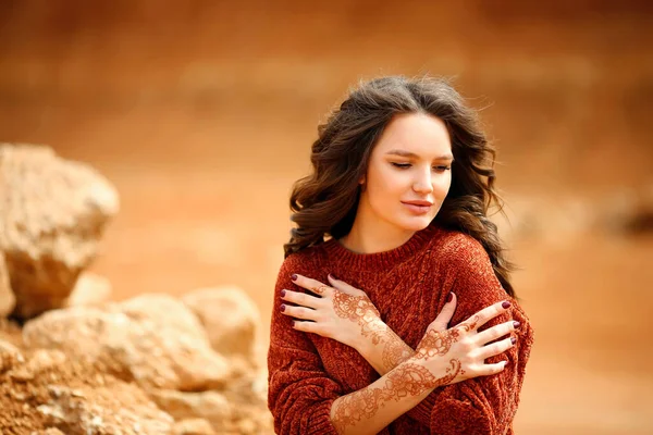 Henna Mehndiová Mehendi Rukou Venkovní Portrét Atraktivní Ženy Svetru Kudrnatými — Stock fotografie