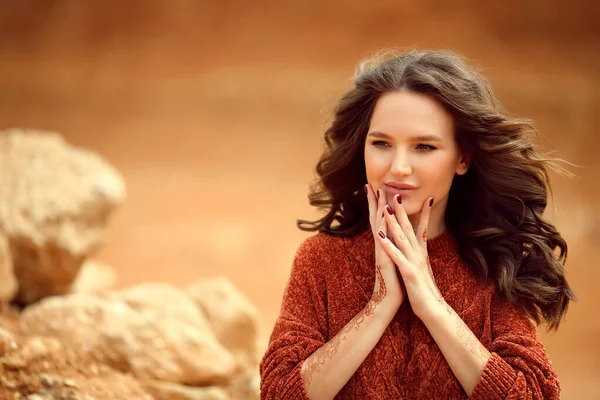 Henna Mehndi Mehendi Hands Outdoor Portrait Attractive Woman Sweater Curly — Stock Photo, Image