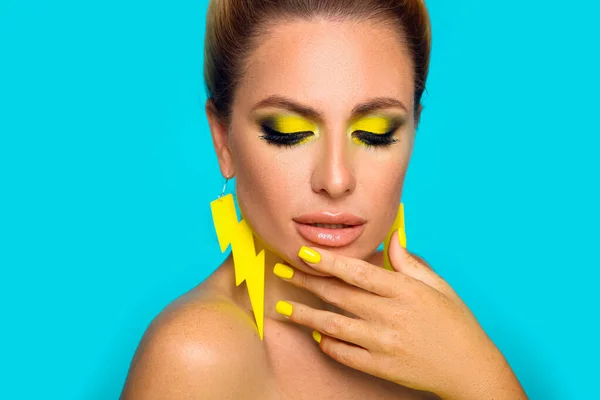Hermosa Chica Con Maquillaje Brillante Uñas Manicura Amarilla Aislado Fondo — Foto de Stock