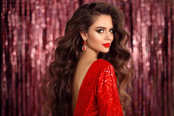 Vacker Brunett Röd Klänning Med Hälsosamt Vågigt Hår Glamour Makeup — Stockfoto
