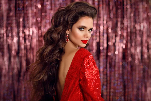 Hermosa Morena Vestido Rojo Con Cabello Ondulado Saludable Maquillaje Glamuroso — Foto de Stock