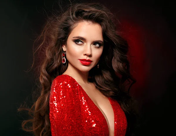 Hermosa Morena Sexy Vestido Rojo Con Cabello Rizado Saludable Maquillaje —  Fotos de Stock