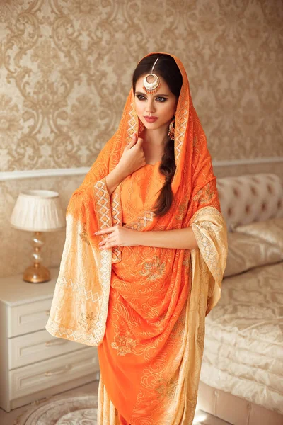 Portré Gyönyörű Indiai Lány Hagyományos Szári Luxus Belső Fiatal Hindu — Stock Fotó