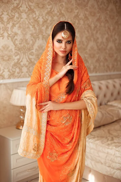 Portrait Belle Fille Indienne Dans Saree Traditionnel Dans Intérieur Luxe — Photo