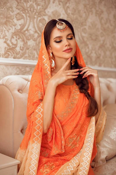 Porträtt Vacker Indiansk Flicka Traditionell Saree Lyxig Inredning Ung Hindu — Stockfoto