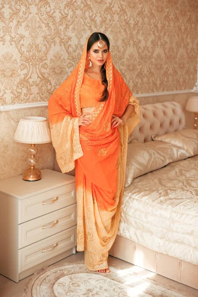 Hermosa Chica India Saree Tradicional Interior Lujo Joven Modelo Mujer — Foto de Stock