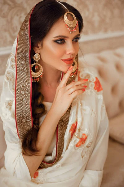 Portrét Krásné Indické Dívky Tradičním Saree Luxusním Interiéru Mladá Hinduistka — Stock fotografie