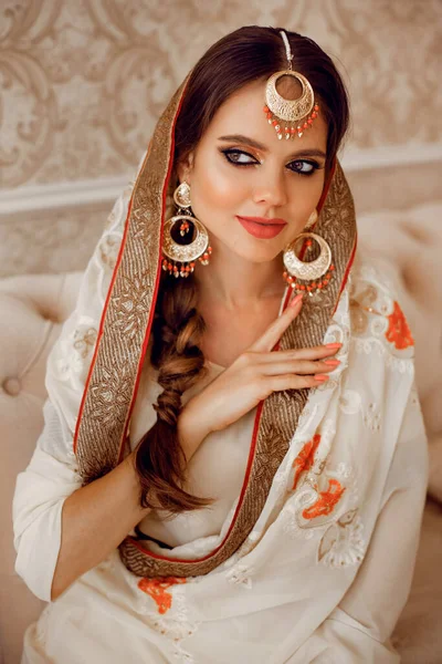 Portret Van Een Prachtig Indiaas Meisje Traditioneel Saree Luxe Interieur — Stockfoto