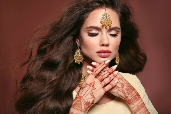 Dalgalı Saçlar Hint Mücevherleriyle Güzel Bir Kadının Portresi Geleneksel Hint — Stok fotoğraf