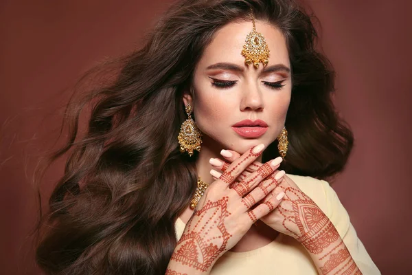 Cabelo Ondulado Retrato Mulher Bonita Com Jóias Indianas Modelo Morena — Fotografia de Stock