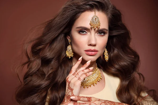 Dalgalı Saçlar Hint Mücevherleriyle Güzel Bir Kadının Portresi Geleneksel Hint — Stok fotoğraf