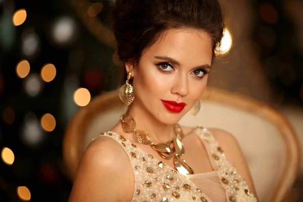 Retrato Luxuoso Mulher Elegante Com Penteado Casamento Maquiagem Menina Morena — Fotografia de Stock