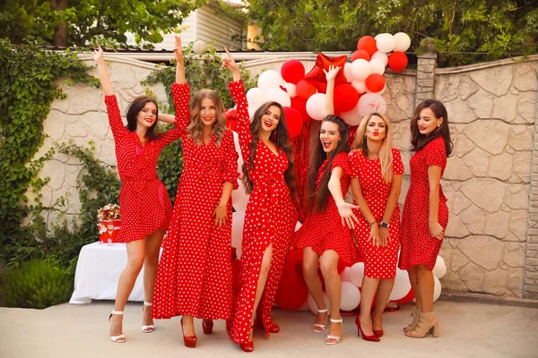 ポルカドット誕生日パーティー 女性の友人のグループを楽しんで笑っている 赤と白の風船からフォトゾーンで楽しむドレスの女性 女性の日 友情の概念 — ストック写真