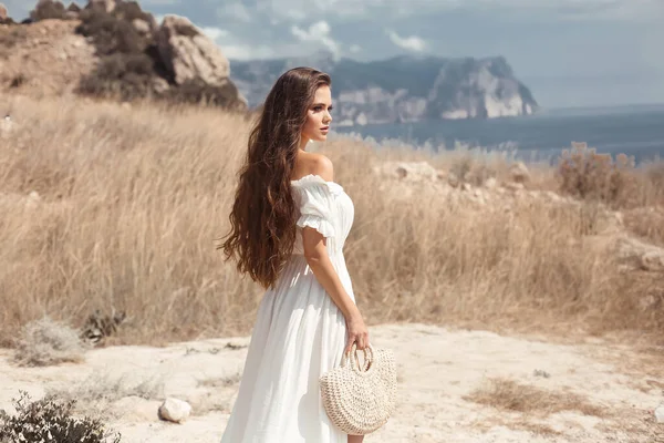 Mooie Jonge Vrouw Portret Een Witte Jurk Met Geweven Handtas — Stockfoto