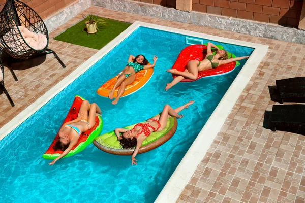 泳池派对暑假期间 快乐的女孩在游泳池里的水果浮动床垫上玩乐 穿着亮丽泳衣休息的女人的头像 夏天的时间 — 图库照片