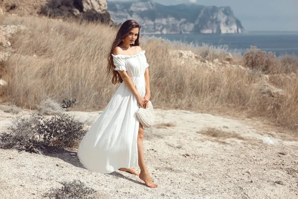 Bella Giovane Donna Ritratto Abito Bianco Con Borsa Tessuta Godendo — Foto Stock