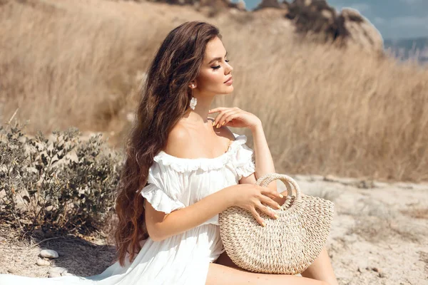 Natuurlijke Schoonheid Brunette Outdoor Portret Mooie Jonge Vrouw Een Witte — Stockfoto