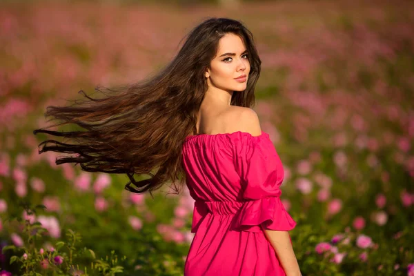 美丽的年轻女子肖像 无忧无虑的 快乐的黑发 有着健康的波浪般的头发 在大自然中享受户外的乐趣 运动的人 — 图库照片