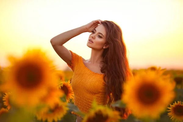 Hermosa Joven Disfrutando Naturaleza Campo Girasoles Atardecer Verano Atractiva Mujer —  Fotos de Stock