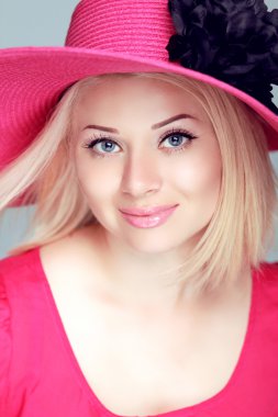 güzel bir sarışın kadın makyaj, pembe şapkalı kız posi gülümseyen
