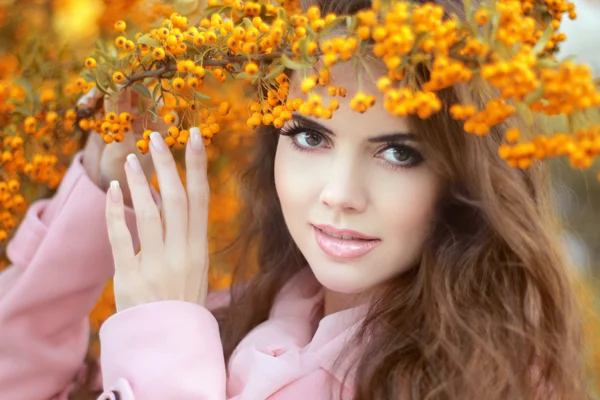 Bela sorrindo jovem mulher sobre outono amarelo parque, beleza po — Fotografia de Stock