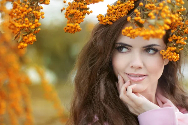 Belle femme souriante portrait d'automne, parc coloré. Extérieur . — Photo