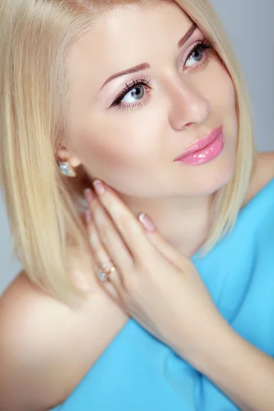 Belle femme blonde portrait, maquillage, soins de la peau, coiffure bob — Photo