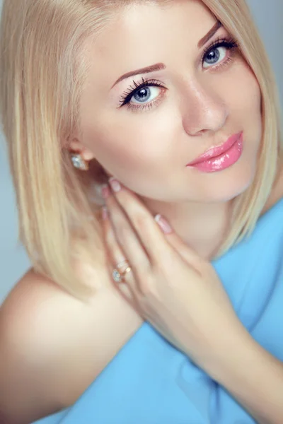 Hermosa mujer rubia retrato, maquillaje, cuidado de la piel, peinado bob — Foto de Stock