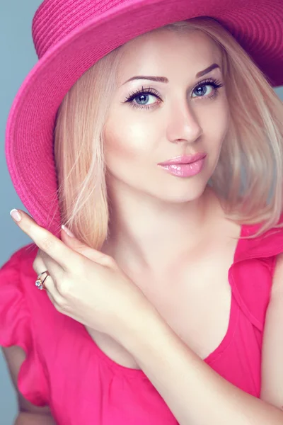 Mulher loira bonita com maquiagem, menina sorridente posando em rosa h — Fotografia de Stock