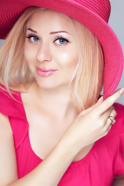 Schönheit Mode lächelnde blonde Frau mit rosa Hut mit Make-up. — Stockfoto