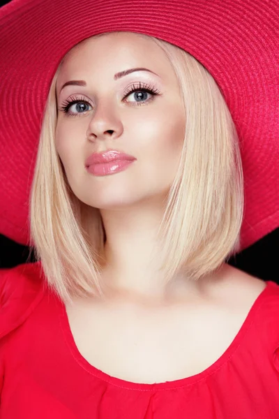 Hermosa mujer rubia con maquillaje, labios sensuales vistiendo de rojo —  Fotos de Stock