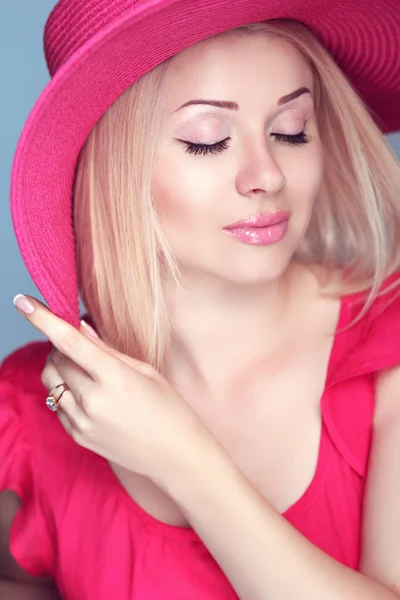 Moda beleza sorrindo mulher loira com maquiagem e penteado wea — Fotografia de Stock