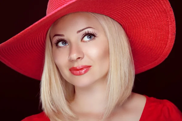 Donna bionda con le labbra rosse che indossa in cappello, bella ragazza di moda — Foto Stock