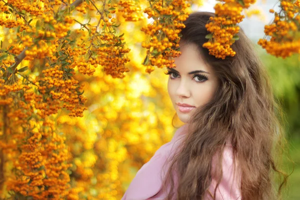 Moda moda belleza niña retrato de otoño. Mujer morena encima — Foto de Stock