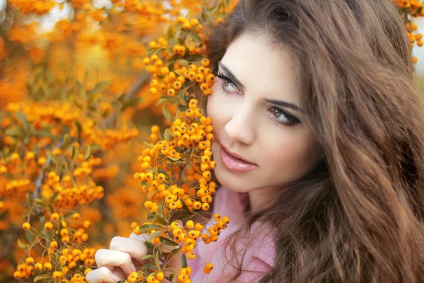 Beautiful young woman portrait, teen girl over autumn yellow par — Stock Photo, Image