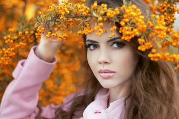 Hermoso retrato de mujer joven, chica adolescente durante el otoño amarillo par — Foto de Stock