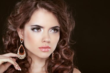 güzel kız ben kıvırcık uzun saç ve moda küpe modeli