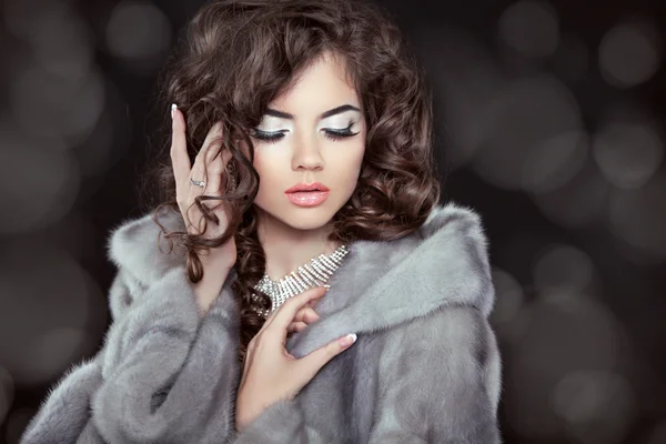 Hermosa moda morena modelo en visón abrigo de piel aislada —  Fotos de Stock