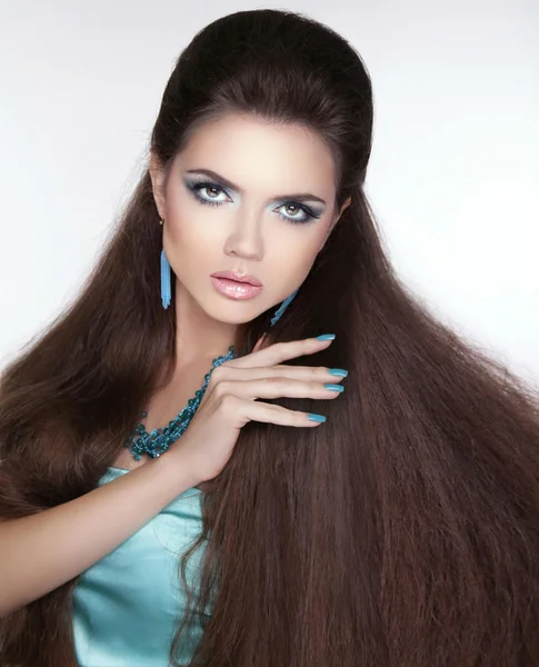 Mooie brunette meisje. gezonde lange haren. gemanicuurde nagels. BEA — Stockfoto