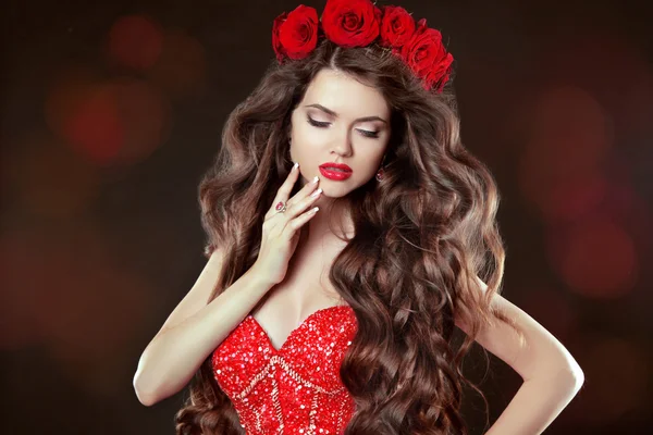 Μακριά κυματιστά μαλλιά. μακιγιάζ. όμορφη γυναίκα με το κομπολόι των τριαντάφυλλων. β — Φωτογραφία Αρχείου