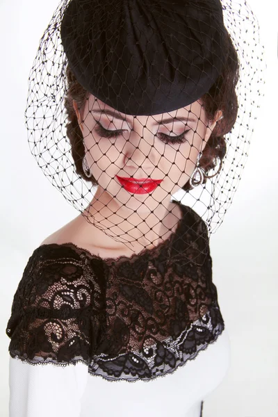 Hermosa morena retro mujer retrato en sombrero elegante con rojo — Foto de Stock