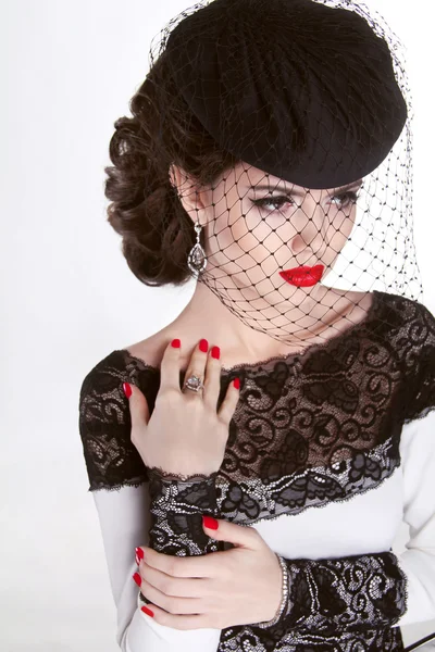 Mulher Morena bonita. Retrô Retrato de moda em chapéu elegante — Fotografia de Stock