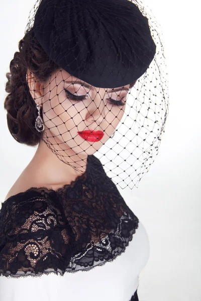Mooie brunette retro vrouw portret in elegante hoed met rood — Stockfoto