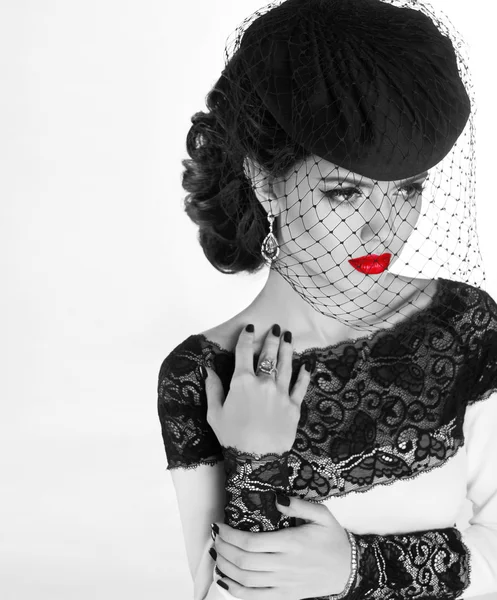 Mujer retro. Modelo de moda chica retrato con labios rojos. Negro y — Foto de Stock