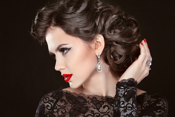 Элегантная девушка-модель с украшениями, макияжем и ретро-волосами
