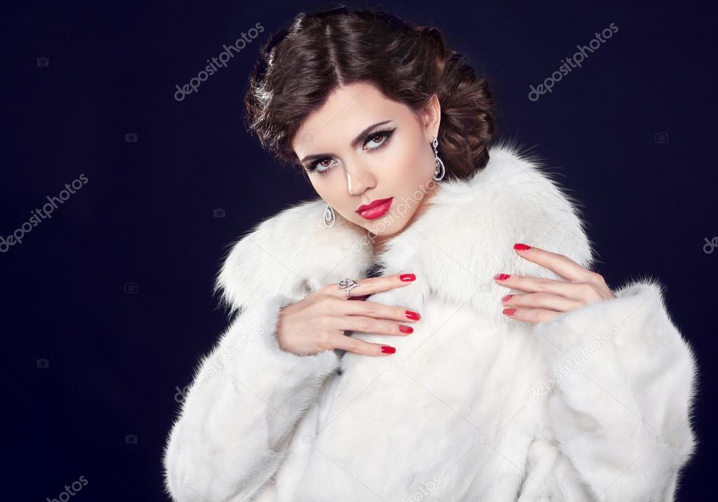 Winter Fashion woman in fur coat, elegant brunette lady portrait