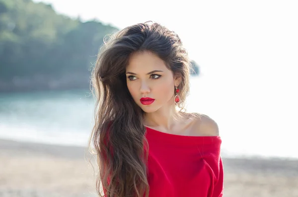 Güzel genç kız modeli ile kırmızı giyen moda küpe — Stok fotoğraf