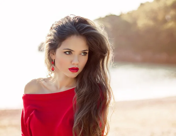 Hermosa chica adolescente retrato al aire libre, mujer de moda con rojo — Foto de Stock